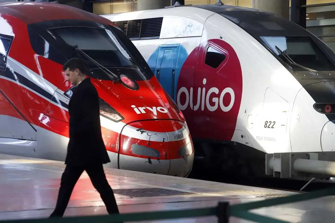 El nuevo tren de alta velocidad Ouigo a su llegada a la estaci&oacute;n Mar&iacute;a Zambrano. A 15 de enero de 2025 en M&aacute;laga, Andaluc&iacute;a (Espa&ntilde;a).