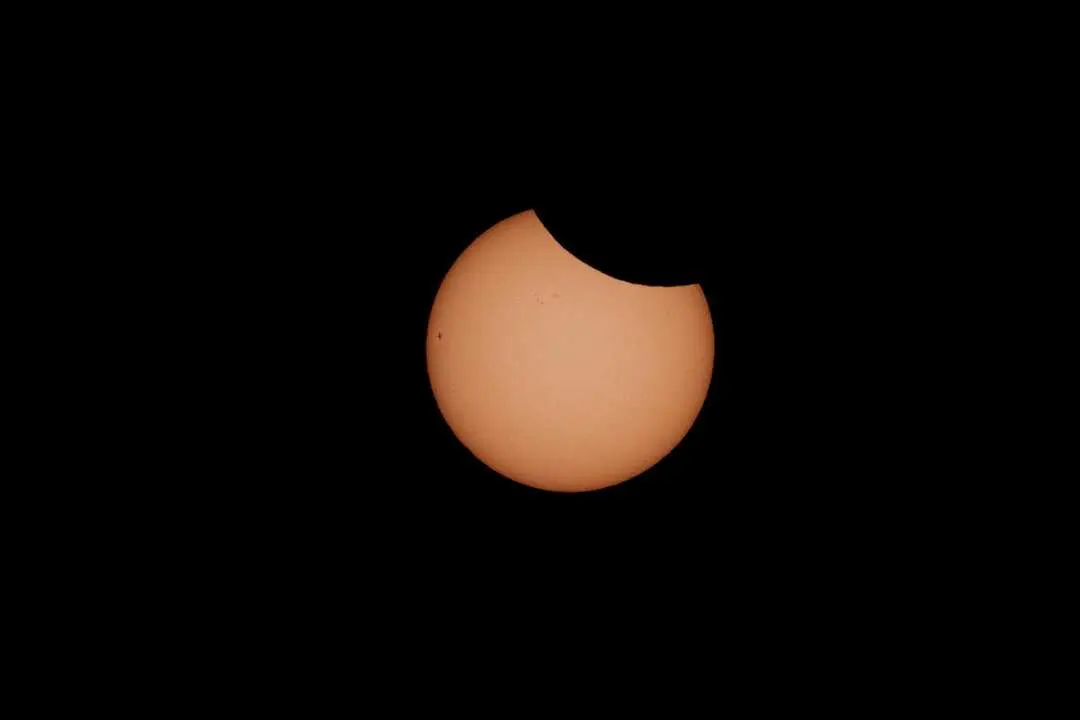 Eclipse parcial del sol visto desde la Bas&iacute;lica de la Sagrada Familia, a 29 de marzo de 2025, en Barcelona, Catalunya (Espa&ntilde;a). Imagen de EP.