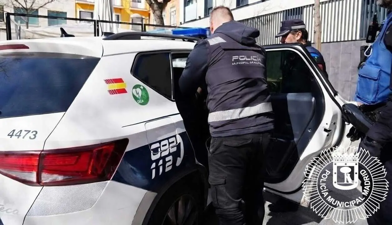 Agentes de la Polic&iacute;a Municipal de Madrid junto a un coche patrulla. Imagen de EP.