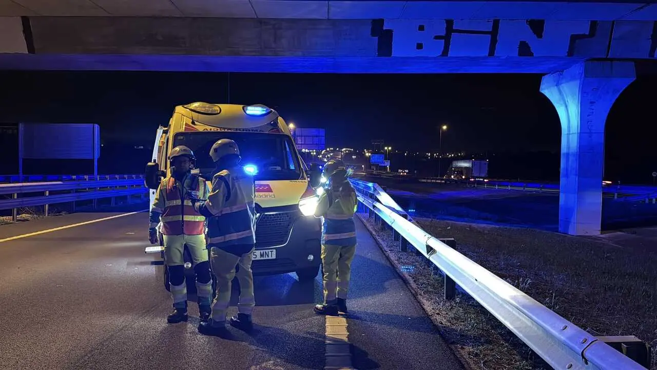 Herido grave un hombre de 51 a&ntilde;os tras sufrir un atropello al bajarse del coche por un accidente previo en Legan&eacute;s. Imagen de Emergencias Madrid.
