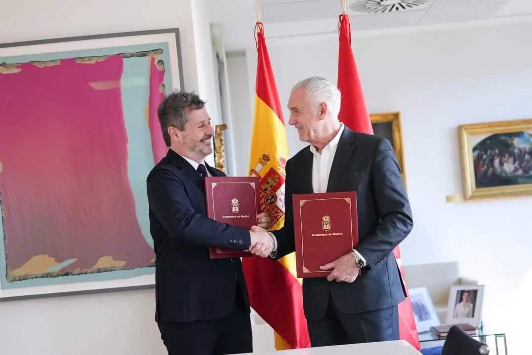Acuerdo entre el consejero de Cultura, Turismo y Deporte, Mariano de Paco Serrano, y el director gerente de la Fundaci&oacute;n Colecci&oacute;n Thyssen-Bornemisza, Evelio Acevedo Carrero. Imagen de Comunidad de Madrid.
