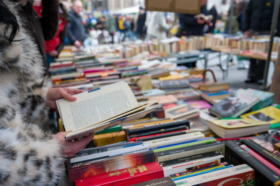 Una mujer mira libros. Imagen de archivo.