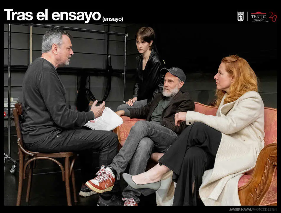 Tras el ensayo. Imagen de Javier Naval, cedida por el Teatro Espa&ntilde;ol.