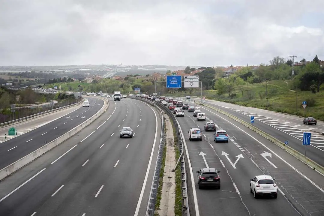 Tr&aacute;fico en la autov&iacute;a A-5 a su paso entre M&oacute;stoles y Arroyomolinos durante la segunda fase de la operaci&oacute;n salida por Semana Santa, a 27 de marzo de 2024, en Madrid (Espa&ntilde;a). EP.