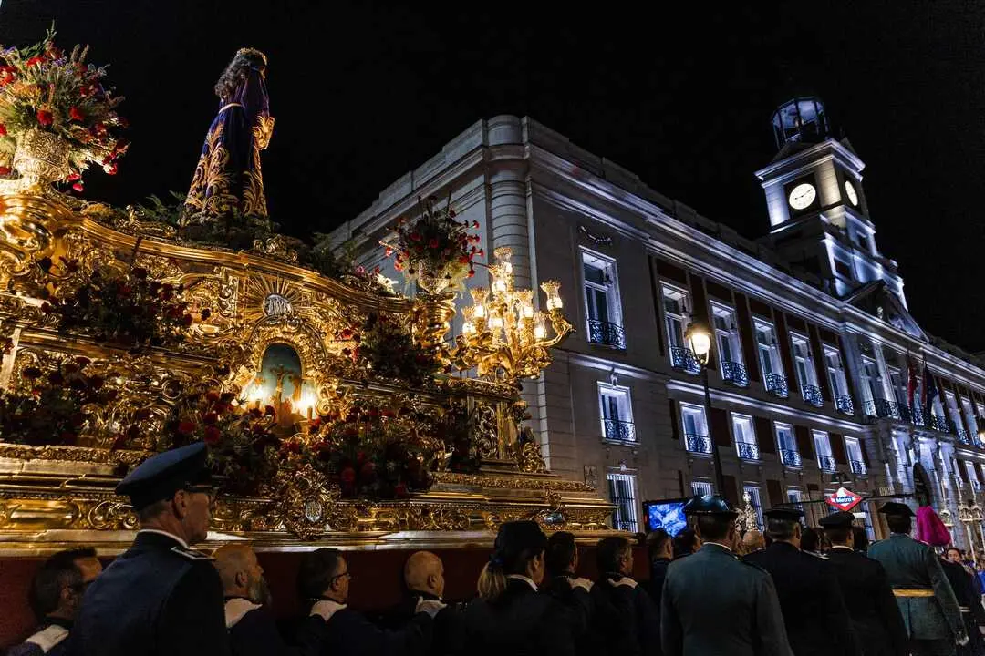 Decenas de personas durante la procesi&oacute;n del Cristo de Medinaceli en la Puerta del Sol. Imagen de EP.
