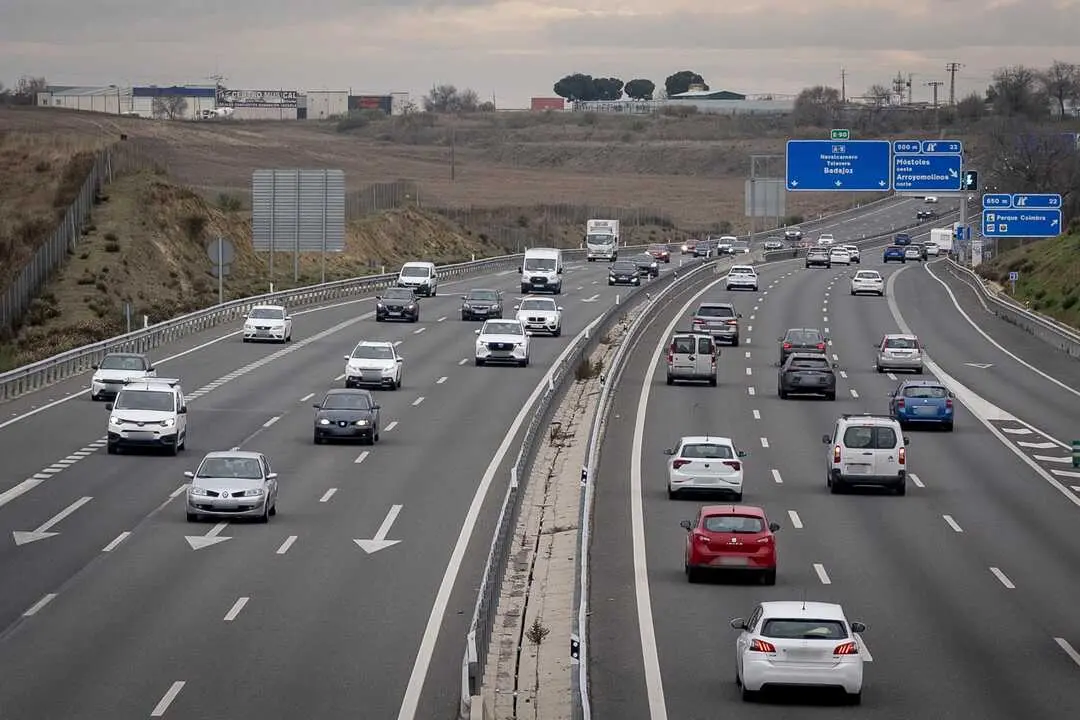 Varios veh&iacute;culos en la A5. Imagen de EP.