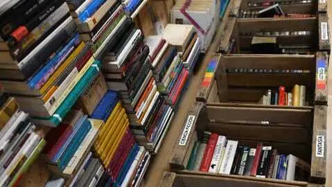 Tienda de libros de segunda mano TUUULIBRER&Iacute;A, en la calle Embajadores, a 22 de abril de 2022, en Madrid (Espa&ntilde;a). EP.