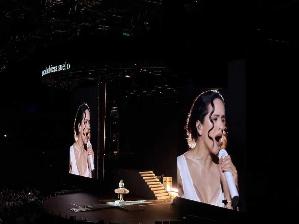 Rosal&iacute;a en su primer concierto de 'Lux Tour' en Madrid. Imagen de EP.