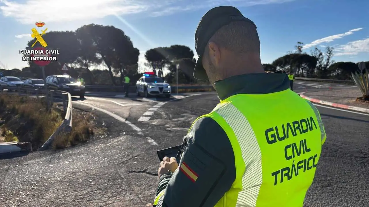 Agente de la Guardia Civil de Tr&aacute;fico. Imagen de la Guardia Civil.