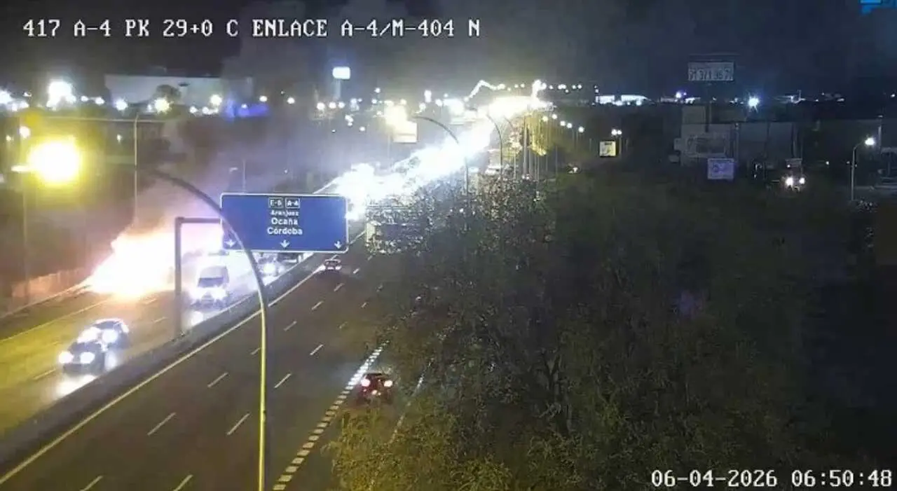 Retenciones de hasta 3 kil&oacute;metros por el incendio de un veh&iacute;culo en la A-4, en el entorno de Valdemoro. Imagen de a DGT.