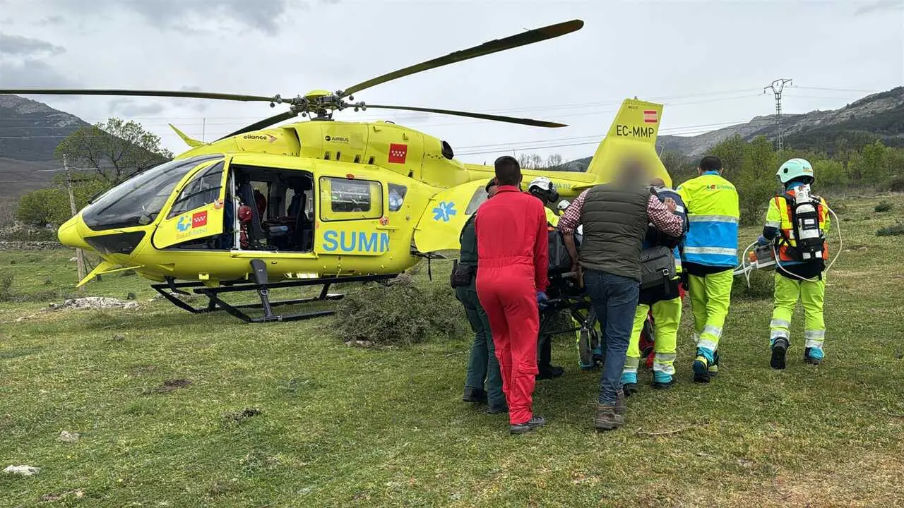 Helic&oacute;ptero del Summa 112 evac&uacute;a a un herido en Miraflores de la Sierra. Imagen de EP.
