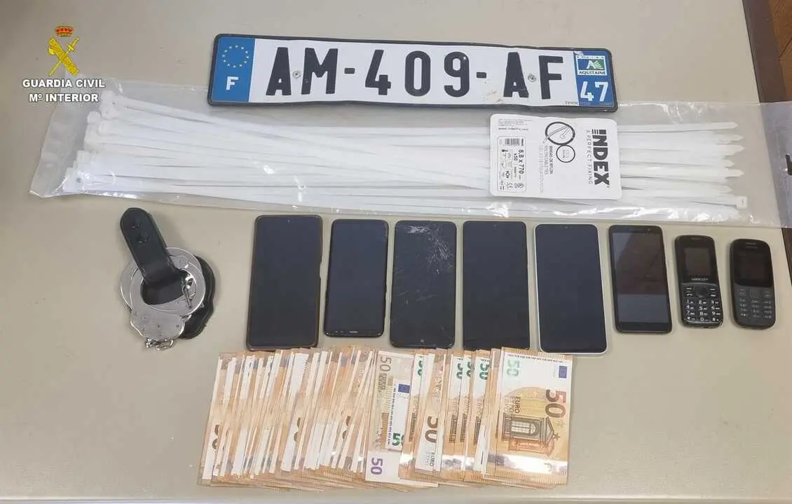 La Guardia Civil detiene a cuatro personas por el robo de un cargamento de bolsos de lujo valorado en un mill&oacute;n de euros. Imagen de la Guardia Civil.