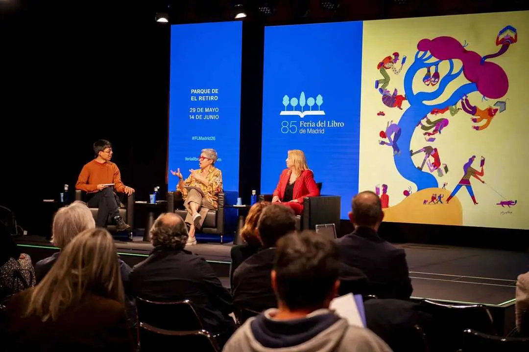 Momento de la presentaci&oacute;n del cartel de la FLMadrid26. De izda. A dcha. Miguel Pang, Eva Or&uacute;e y Carmen Bayarri. Imagen de la Feria del Libro de Madrid.