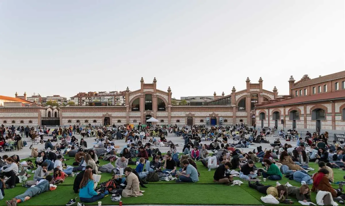 El 23 de abril, en la gran plaza al aire libre de este espacio del &Aacute;rea de Cultura, Turismo y Deporte Matadero Madrid y Casa del Lector celebran el D&iacute;a del Libro. Imagen del Ayuntamiento de Madrid.