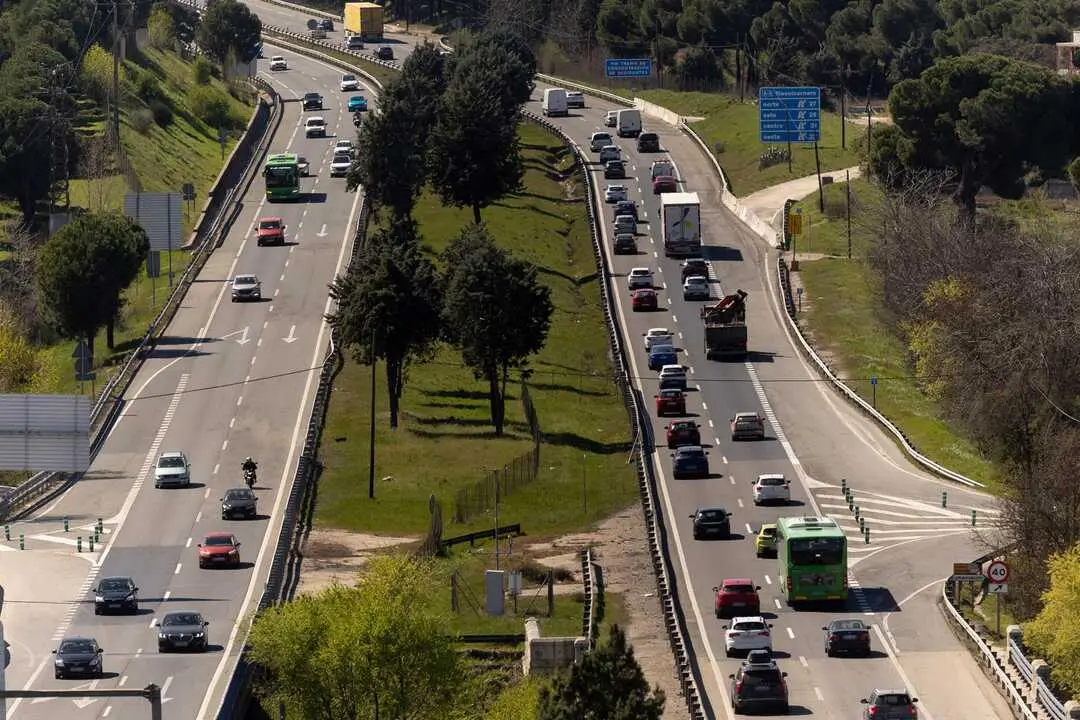 Decenas de veh&iacute;culos durante la operaci&oacute;n salida por las vacaciones de Semana Santa, en la A-5, a 27 de marzo de 2026, en Madrid (Espa&ntilde;a). Imagen de EP.