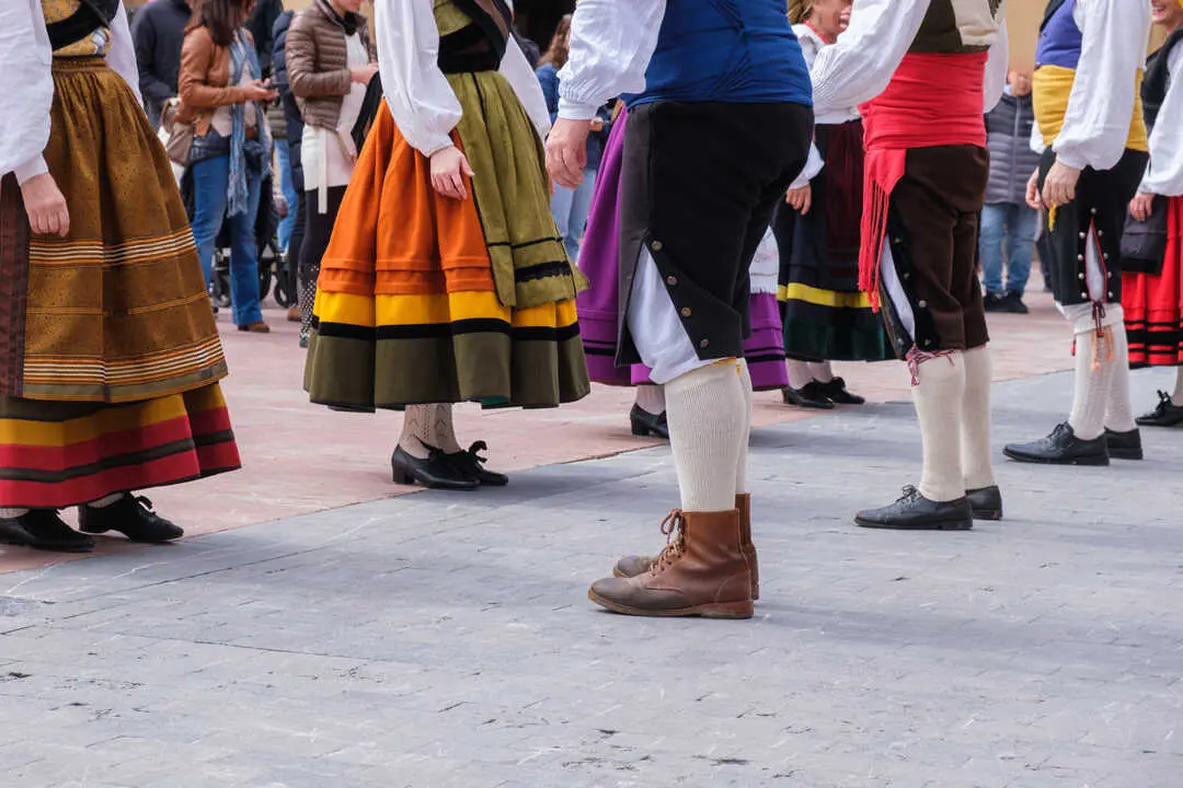 Un grupo de personas bailan en Oviedo. Imagen de archivo.