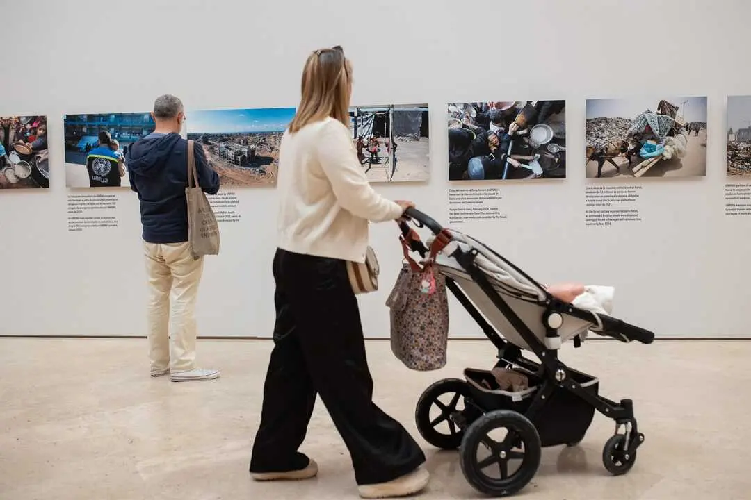 Varias personas ven las fotograf&iacute;as expuestas, tras la presentaci&oacute;n de la exposici&oacute;n &lsquo;Gaza a trav&eacute;s de sus ojos&rsquo;, en el Museo Thyssen-Bornemisza, a 23 de septiembre de 2025, en Madrid (Espa&ntilde;a). EP.