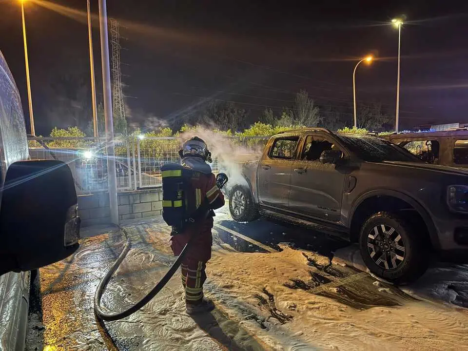 Hasta Siete Dotaciones De Los Bomberos De La Comunidad De Madrid Han Intervenido Para Sofocar En El Incendio De Varios Veh&iacute;culos Que Se Ha Producido Esta Madrugada En El Exterior De Un Concesionario En La Ciudad Del Autom&oacute;vil De Legan&eacute;s. Emergencias Madrid.