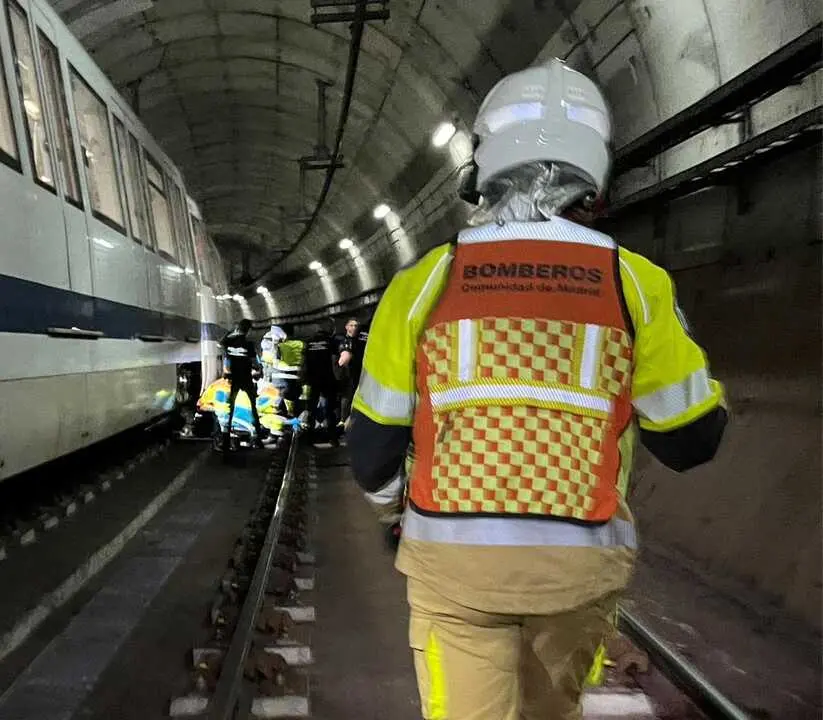 Un Hombre De 42 A&ntilde;os Ha Resultado Herido De Gravedad En La Madrugada De Este Martes Tras Ser Arrollado Mientras Andaba Por El T&uacute;nel De Metrosur, Entre Las Estaciones De Fuenlabrada Central Y Parque Europa. Imagen de Emergencias Madrid.