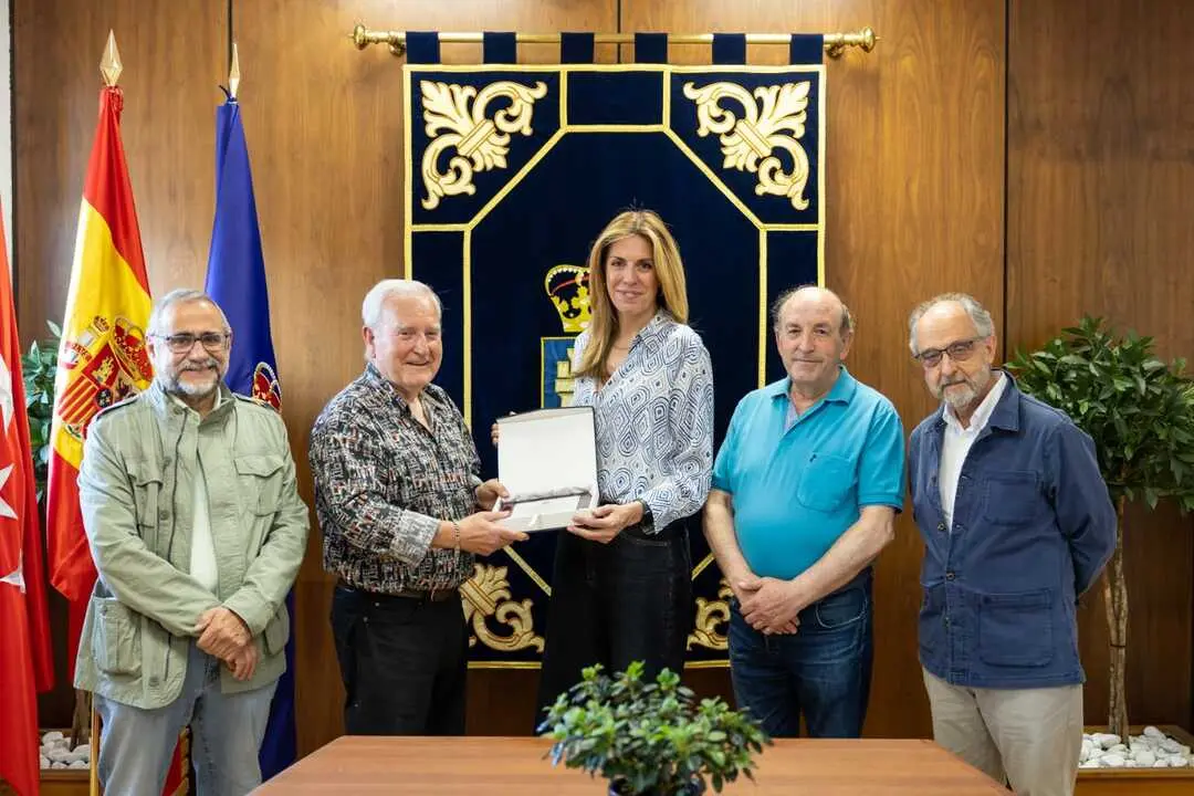 La alcaldesa, Paloma Tejero, acompa&ntilde;ada del portavoz y coordinador del Gobierno, F&eacute;lix Alba, y miembros de la junta directiva, encabezados por su presidente, Tom&aacute;s Toribio. Imagen del consistorio.