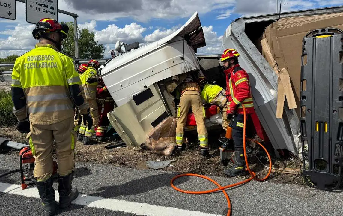 Accidente de tr&aacute;fico de un cami&oacute;n en la M-407. Imagen del 112 Comunidad de Madrid.