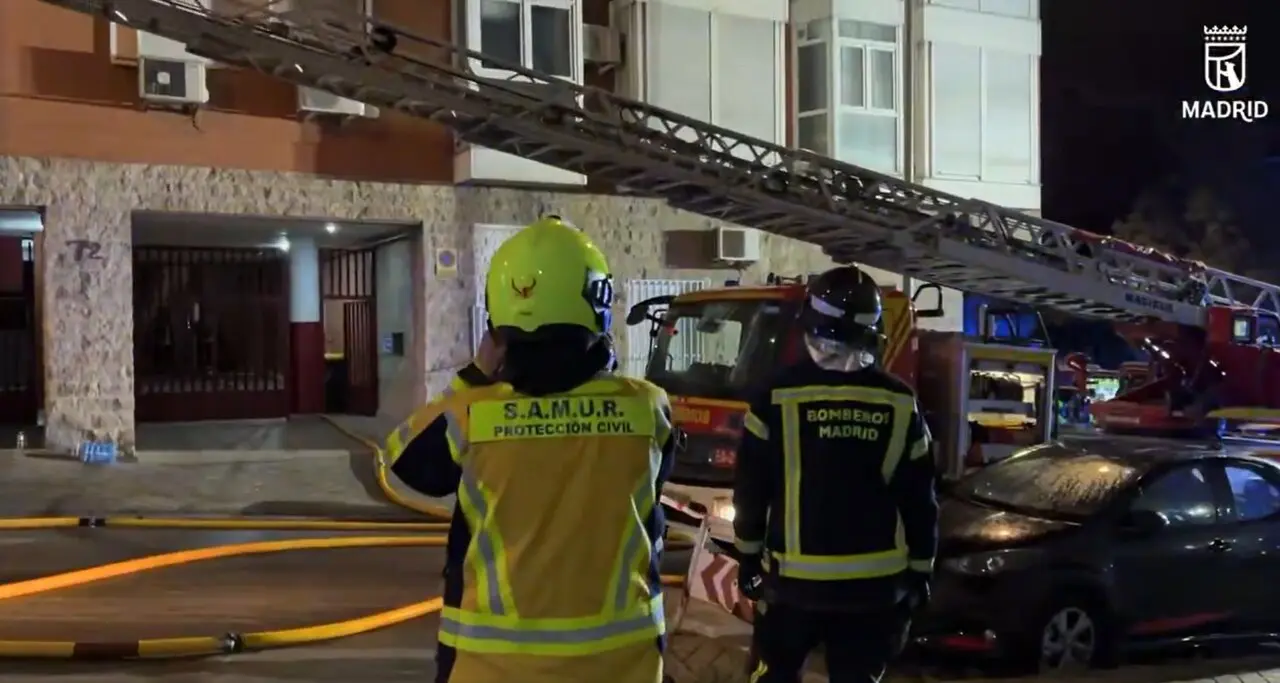 Incendio de una vivienda en Ciudad Lineal. Imagen de Emergencias Madrid.