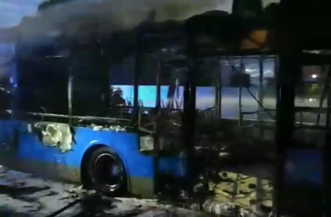 Autob&uacute;s calcinado en M&oacute;stoles tras la actuaci&oacute;n de los bomberos de la Comunidad de Madrid.