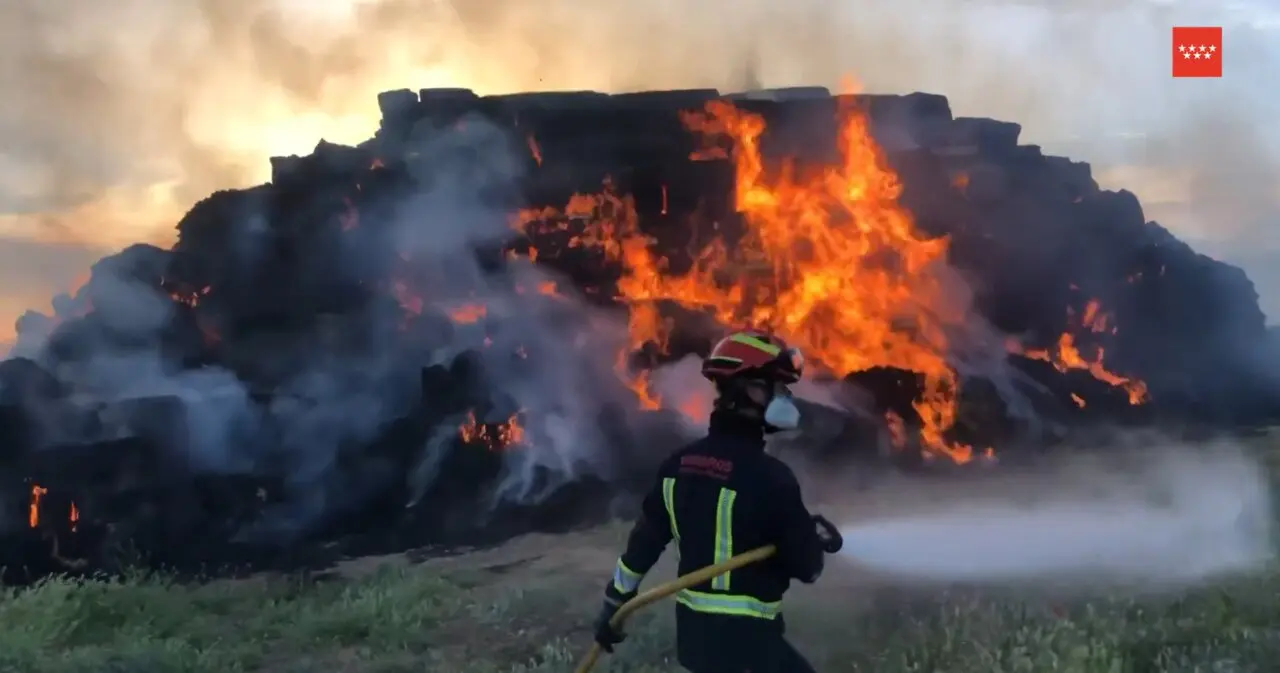 Extinci&oacute;n de incendio junto a la M-119. Imagen de la cuenta de X de 112 Comunidad de Madrid.