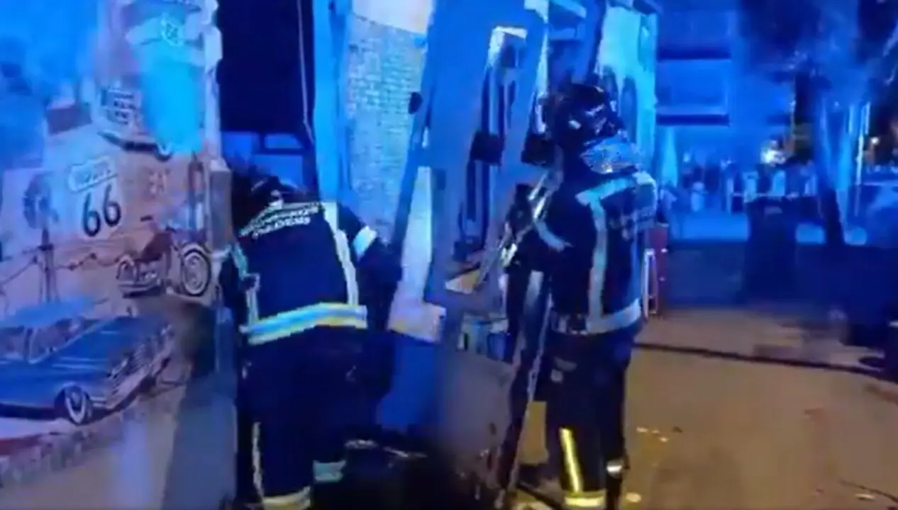 Operativo de los Bomberos de Madrid tras una explosi&oacute;n en un establecimiento de Villaverde.