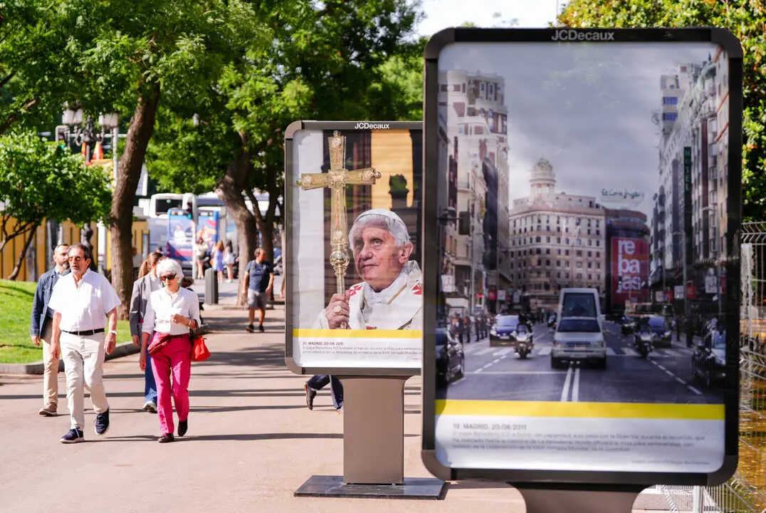 Exposici&oacute;n sobre las visitas papales a Madrid en Recoletos.