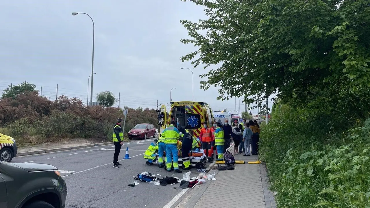 27/04/2021 Sucesos.- Un coche arrolla a tres personas mientras cruzaban un paso de cebra en Las Rozas.

Un veh&iacute;culo ha arrollado esta ma&ntilde;ana mientras cruzaban un paso de peatones en Las Rozas a tres personas, una mujer mayor que est&aacute; grave, un hombre mayor con heridas moderadas y una ni&ntilde;a leve, ha informado a Europa Press un portavoz de Emergencias Comunidad de Madrid 112.

POLITICA ESPA&Ntilde;A EUROPA MADRID SOCIEDAD
EMERGENCIAS COMUNIDAD DE MADRID 112