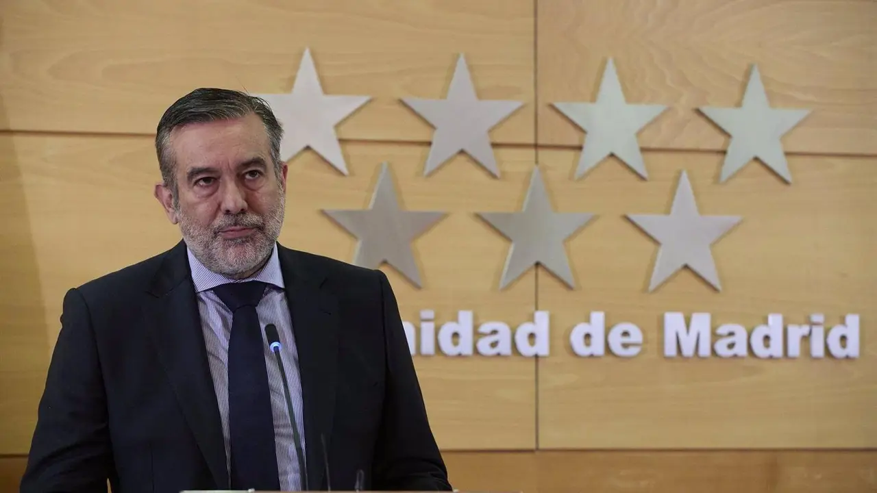 07-05-2021 El consejero de Justicia, Interior y V&iacute;ctimas en funciones de la Comunidad de Madrid, Enrique L&oacute;pez, interviene en una rueda de prensa para informar sobre las medidas ante el fin del Estado de alarma, a 7 de mayo de 2021, en la Real Casa de Correos, Madrid, (Espa&ntilde;a). A partir del domingo 9 de mayo no habr&aacute; toque de queda, y se permitir&aacute;n las reuniones en domicilios. Sin embargo, se mantendr&aacute;n las limitaciones de horario de hosteler&iacute;a, as&iacute; como sus aforos: un m&aacute;ximo de cuatro comensales por mesa en el interior y de seis en las terrazas. Seguir&aacute; sin poderse usar la barra y se echar&aacute; la persiana a las 23h.
POLITICA 
EUROPA PRESS/J. Hell&iacute;n. POOL - Europa Press