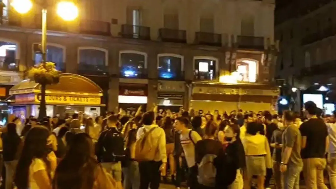 09-05-2021 Aglomeraciones de persnas esta noche en distintos puntos de Madrid para celebrar el fin del estado de alarma.

Cientos de grupos multitudinarios de personas se han congregado esta noche en distintos puntos de Madrid para celebrar la primera noche sin estado de alarma y sin toque de queda en la regi&oacute;n.

POLITICA ESPA&Ntilde;A EUROPA MADRID