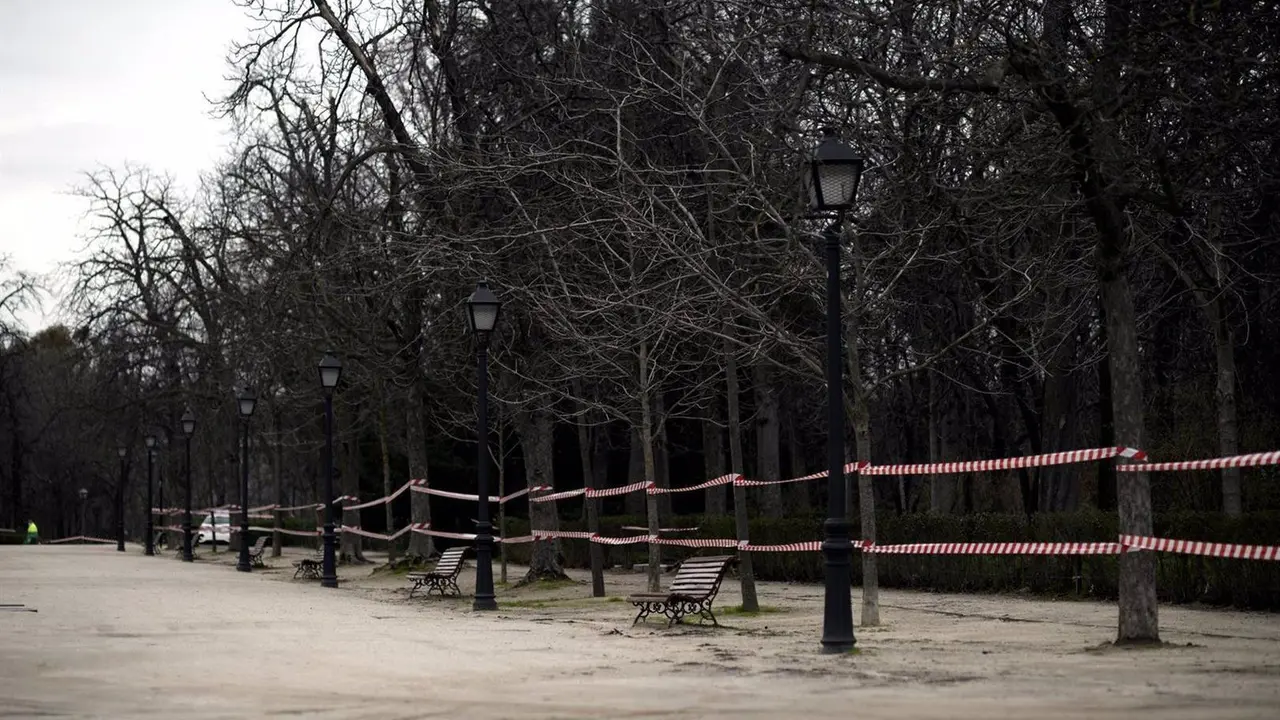 22-02-2021 Cintas que proh&iacute;ben en paso colocadas en las inmediaciones de algunas zonas del parque de El Retiro durante el d&iacute;a de la reapertura del 40 por ciento del recinto, en Madrid, (Espa&ntilde;a), a 22 de febrero de 2021. La reapertura se produce despu&eacute;s de que los servicios del Ayuntamiento de Madrid hayan llevado a cabo los trabajos de revisi&oacute;n y limpieza del arbolado un mes y medio despu&eacute;s de su cierre por los da&ntilde;os provocados por la borrasca 'Filomena'. La borrasca, que provoc&oacute; una nevada hist&oacute;rica que cubri&oacute; la capital el pasado 8 de enero, da&ntilde;&oacute; un 68 por ciento del arbolado de este parque, alrededor de 32.500 &aacute;rboles.
POLITICA 
&Oacute;scar Ca&ntilde;as - Europa Press