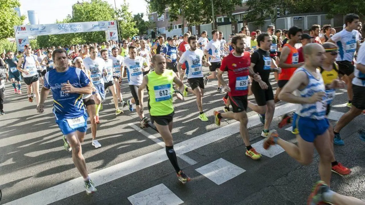 Varias personas corriendo, imagen de archivo.