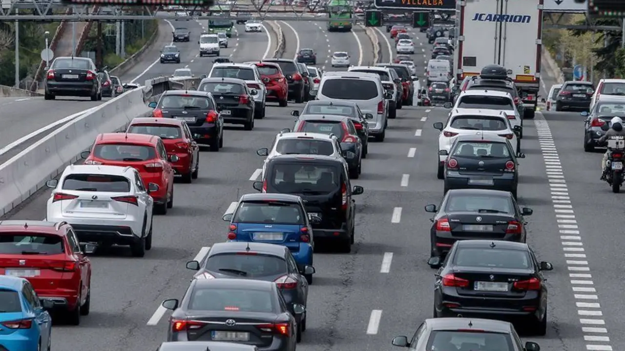 Un atasco en carretera en Madrid. Imagen de archivo.