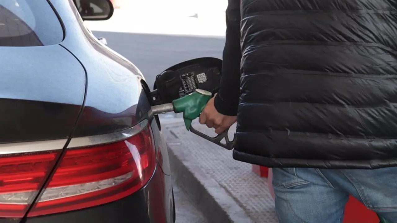 Un hombre echando gasolina. Imagen de archivo.