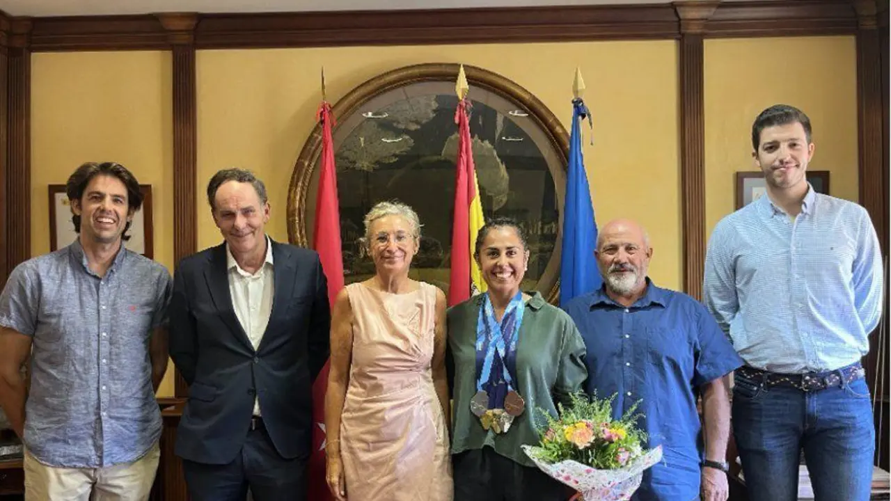 23/08/2022 De izquierda a derecha: Javier Rodr&iacute;guez, t&eacute;cnico de La Pirag&uuml;era; Javier Rodr&iacute;guez, Presidente del Club Escuela de Pirag&uuml;ismo
Aranjuez; Mar&iacute;a Jos&eacute; Mart&iacute;nez de la Fuente, Alcaldesa de Aranjuez; Mar&iacute;a Corbera, pirag&uuml;ista; Jes&uacute;s Cobos, t&eacute;cnico
ESPA&Ntilde;A EUROPA MADRID SOCIEDAD DEPORTES
AYUNTAMIENTO DE ARANJUEZ