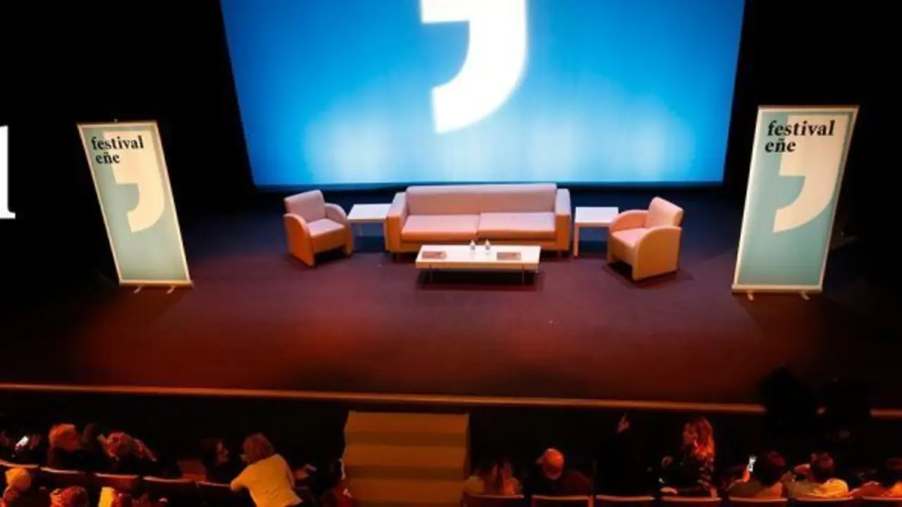 Un escenario con dos sillones en el festival E&ntilde;e. 