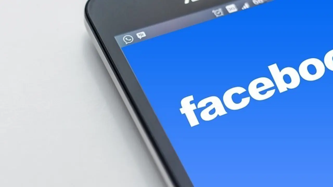 La aplicaci&oacute;n de facbook en un tel&eacute;fono m&oacute;vil