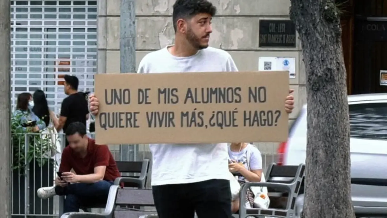 Un chico sujeta una pancarta en donde muestra la problem&aacute;tica del suicidio en el alumnado.