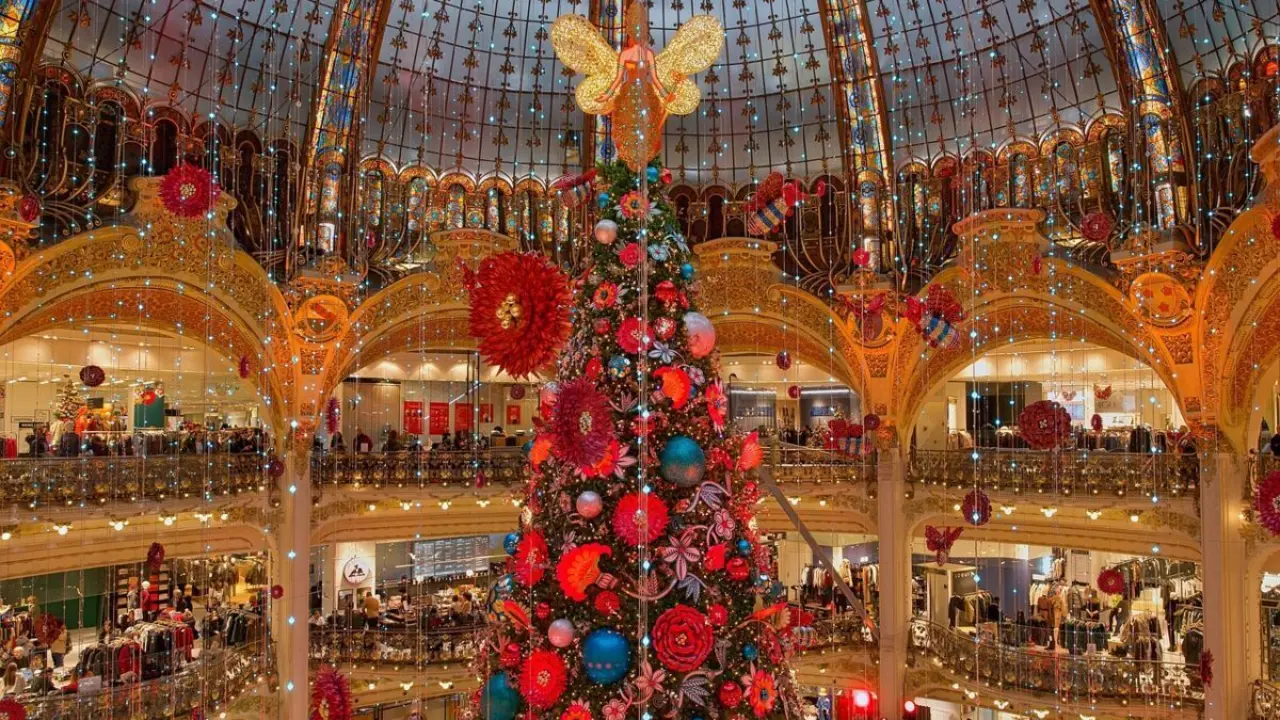 Centro comercial en Navidad en una imagen de archivo 