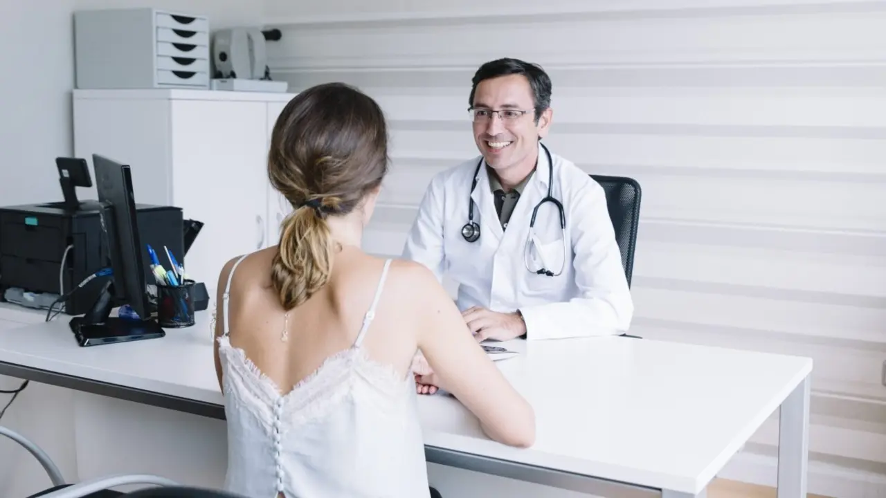 Fotograf&iacute;a de un doctor pasando consulta