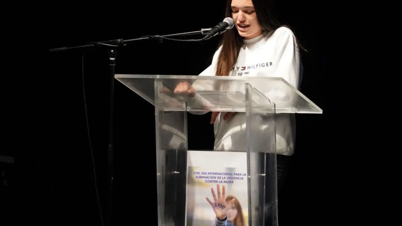 Una joven lee en el acto del 25N organizado por el Ayuntamiento de Villanueva de la Ca&ntilde;ada