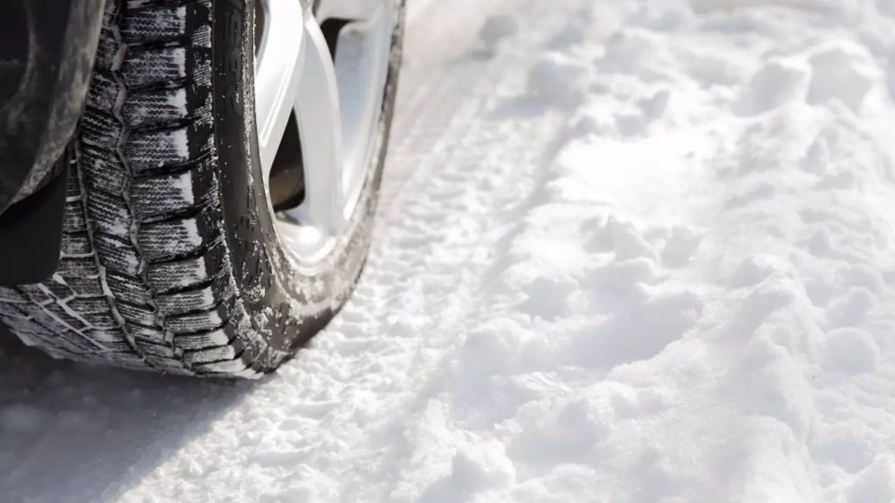 Coche circulando por la nieve