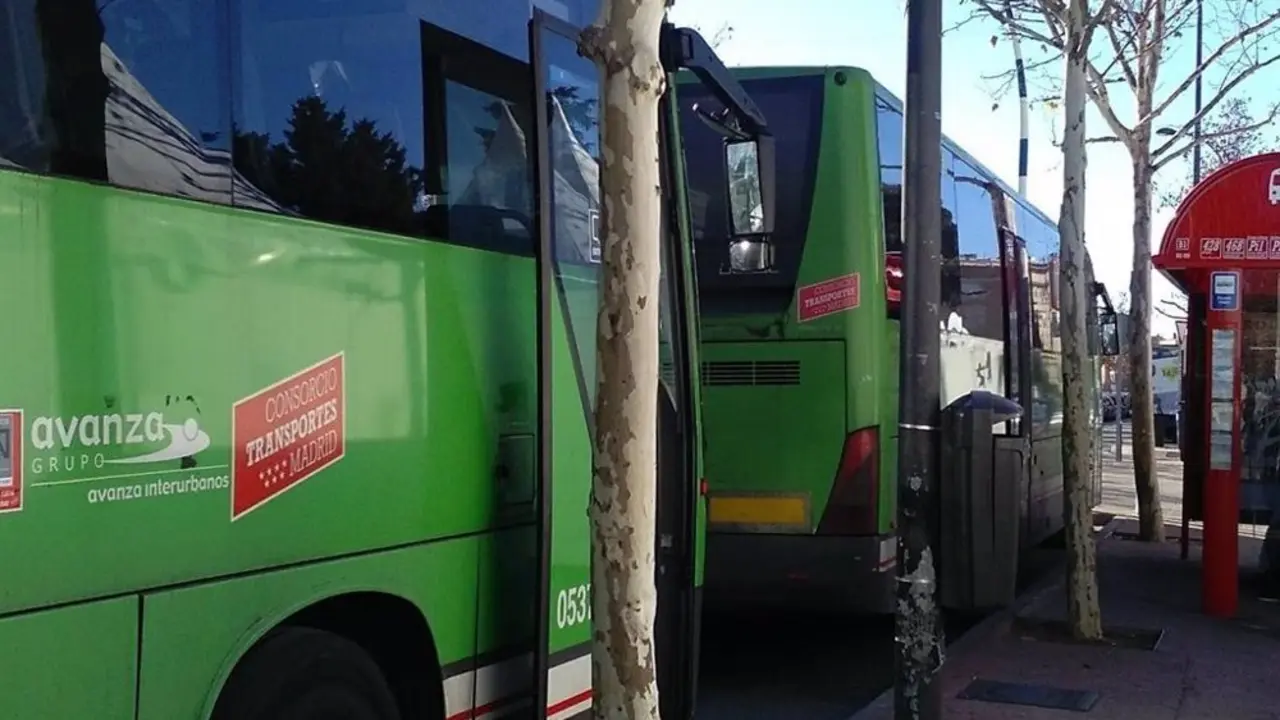 Dos autobuses en una parada en Madrid. 