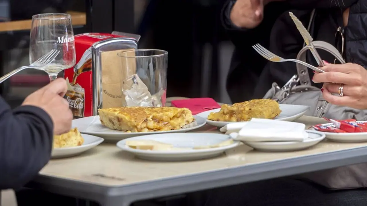 Pinchos de tortilla de patata sobre la mesa de una terraza de bar.