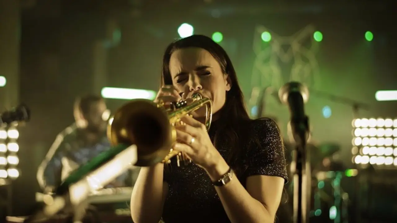 Mujer tocando la trompeta.