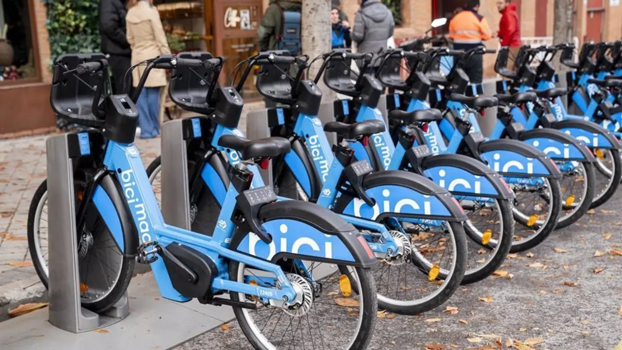 Bicicletas bicimad aparcadas.