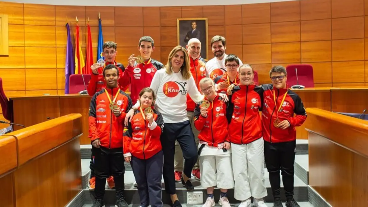 Paloma Tejero, alcaldesa de Pozuelo de Alarc&oacute;n, con los campeones de Club Karate Pozuelo.